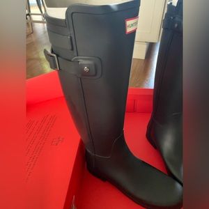 Hunter tall rainboots.